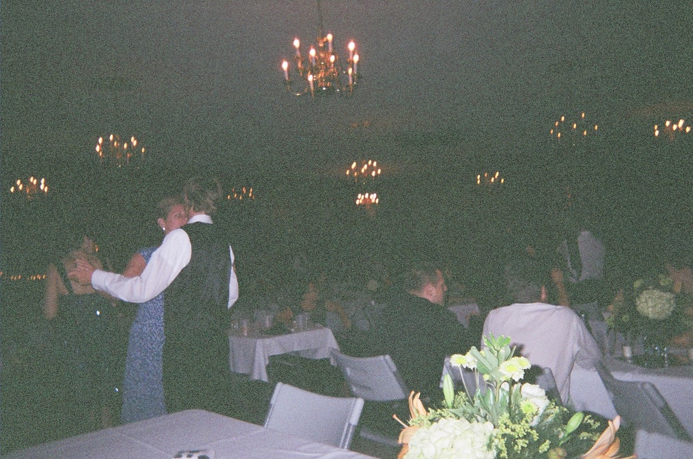 090 06120012 Dancing between tables